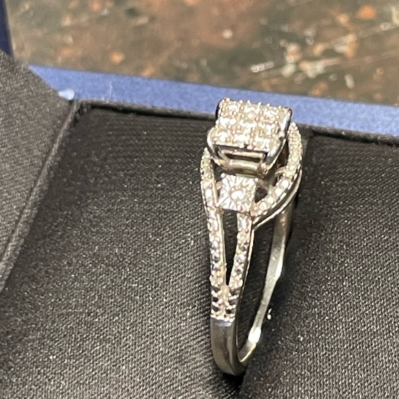 Diamond Engagement Ring - Picture 4 of 11